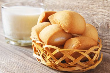 İnek sütü ahşap arka plan üzerinde taze kurabiye ev yapımı rustik kahvaltısından. Kavram hafif yiyecekler