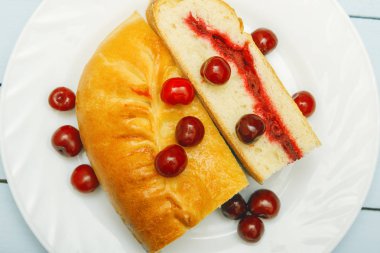 Meyve pasta portre. Dağınık çilek. Doğal vejetaryen gıda kavramı. Üstten Görünüm.