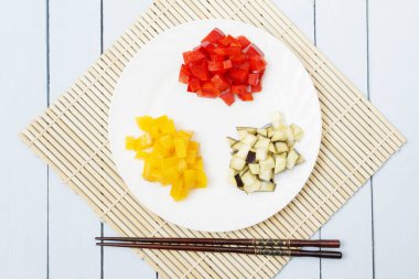 İnce doğranmış sebze bambu hasır üzerinde. Doğu tarzı çanağı. Üstten Görünüm