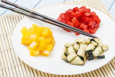 Doğranmış biber ve patlıcan bambu hasır üzerinde. Çin ve Japon tarzı yiyecek. Yan görünüm