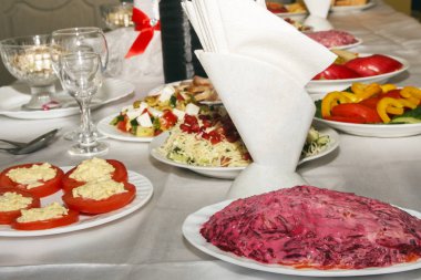 Tablo gıda ve çatal bıçak takımı ile görev yaptı. Konuklar için Ziyafet tablo. Boş temiz şarap bardakları ve şenlikli masaya taze aperatif ile plakalar