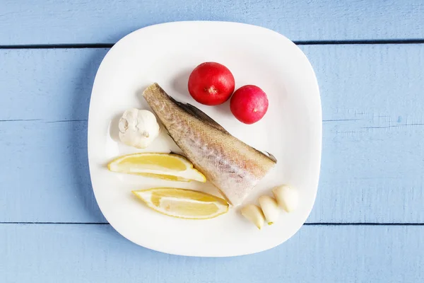 Tengeri pollock és friss zöldségek főzés fa háttér. Vértes nyers természetes termékek. Szemközti nézet másol hely — Stock Fotó