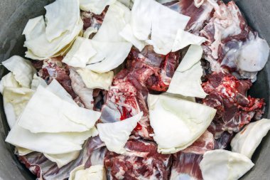 Üstten Görünüm taze kıyılmış koyun eti ve lahana kazanı. Asya mutfak. Gıda arka plan