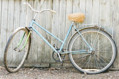 Ahşap çit yakınındaki eski paslı bisiklet. Vintage rustik tarzı