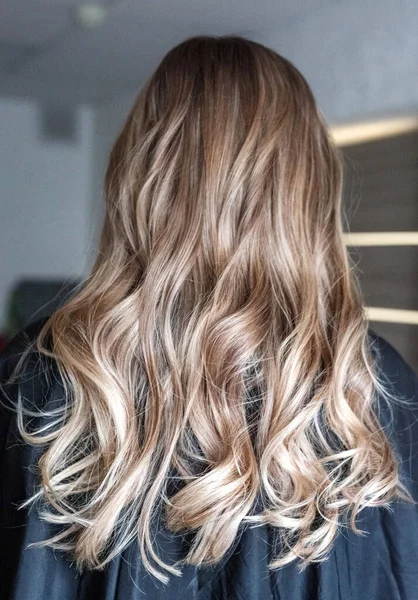 Taglio di capelli ombre color .Highlight capelli — Foto Stock