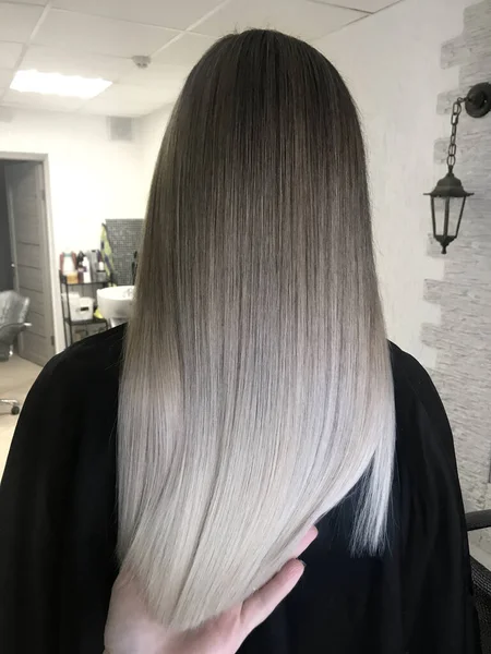 Coloración del cabello en una técnica compleja — Foto de Stock