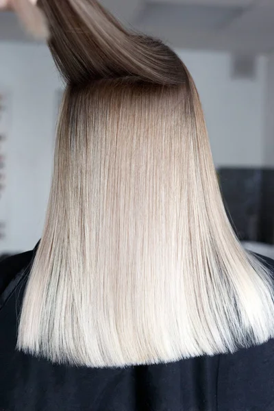 Блондинка волосся з професійним диваном кольору волосся — стокове фото