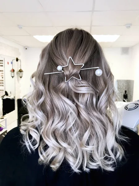 Cabelo loiro longo com balayage — Fotografia de Stock