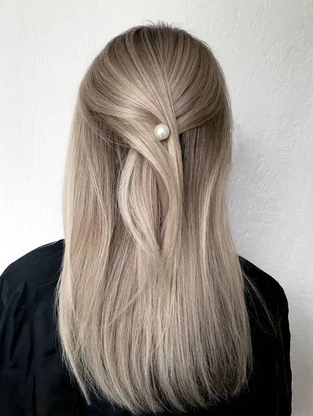 Long blond hair with balayage — Stock Photo, Image