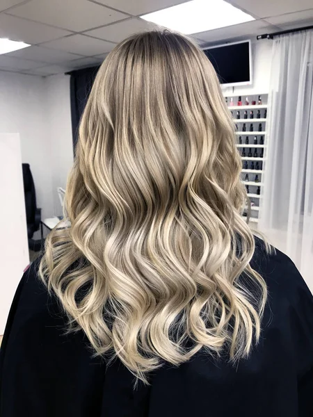 Cabelo loiro longo com balayage — Fotografia de Stock