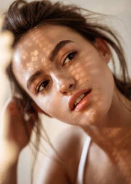 Güneşli bir günde bir modelin portresi gölgeler yüzüne düşer ve güzel bir resim yaratır.