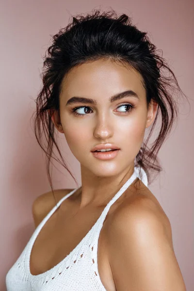 Porträtt av vacker modell på en rosa bakgrund i studion — Stockfoto