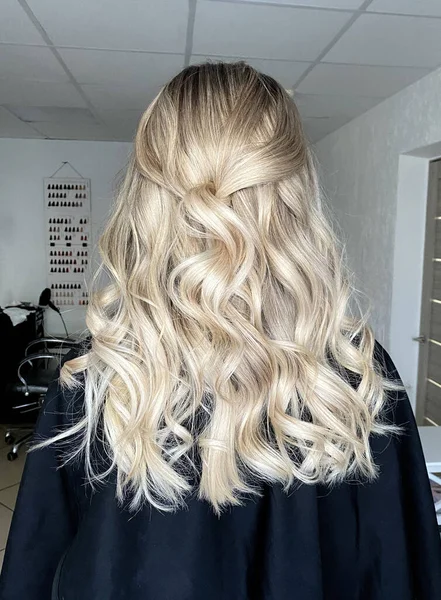 Long blond hair with balayage — Stock Photo, Image