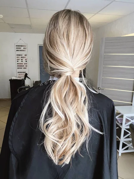 Cheveux longs blonds avec balayage — Photo