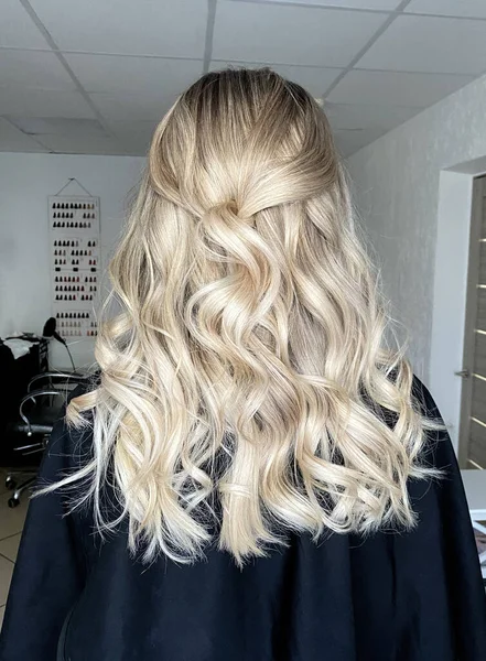 Långt blont hår med balayage Stockbild