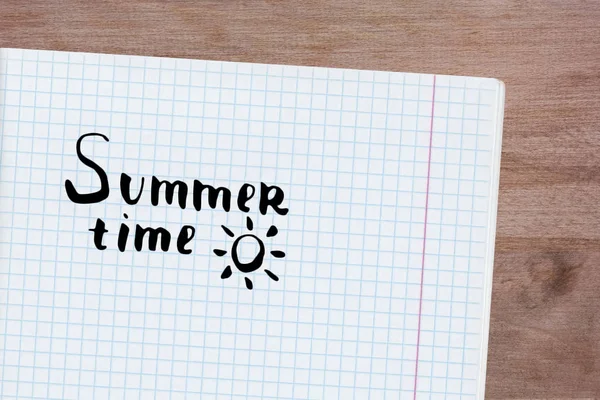 Letní čas ručně nakreslený nápis. — Stock fotografie
