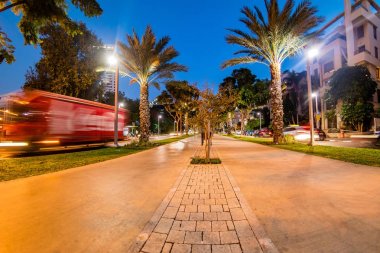 Rue Rothschild akşam aydınlatılmış.