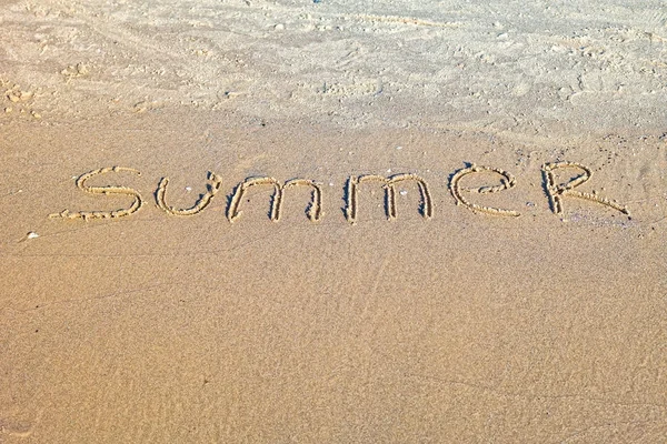 Sommer in den Sand geschrieben. — Stockfoto