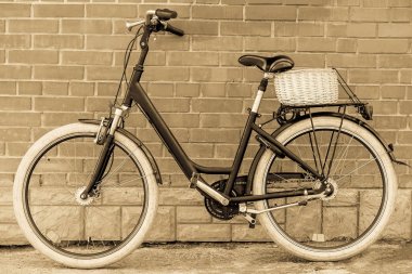 Siyah retro vintage bisiklet ile eski tuğla duvar.