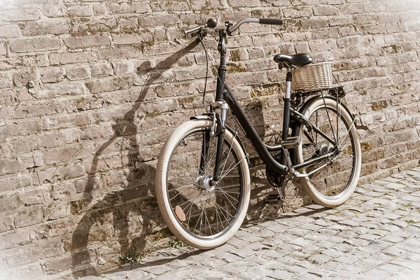 Czarny retro rower vintage z stary ceglany mur. — Zdjęcie stockowe