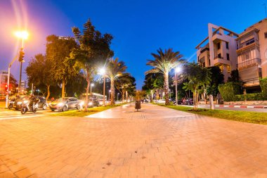 Rue Rothschild akşam aydınlatılmış.