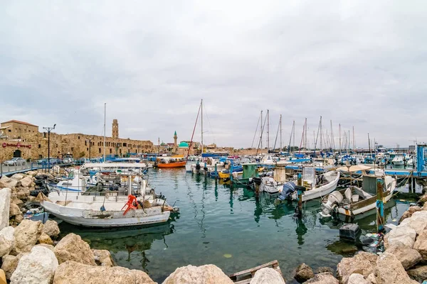 Visa på marina med yachter och murarna av hamnen i Acre. — Stockfoto