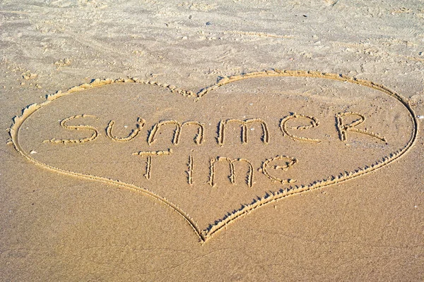 Sommerzeit in den Sand geschrieben. — Stockfoto