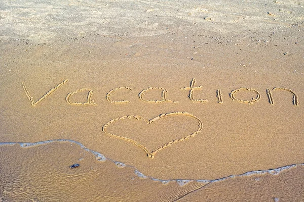 Vacaciones escritas en la arena. — Foto de Stock
