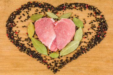 Bir kalp şeklinde çiğ et.