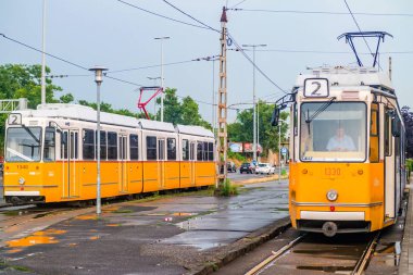 Budapeşte'de eski sarı tramvay.