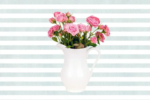 Flores rosas en jarra blanca sobre fondo de rayas azules acuarela . —  Fotos de Stock