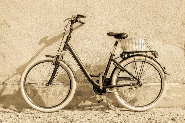 Czarny retro rower vintage. — Zdjęcie stockowe