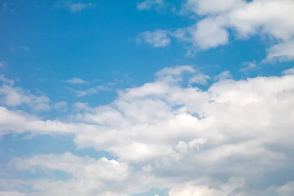 Blauer Himmel mit leichten Kumuluswolken. — Stockfoto