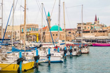 Marina yat ve Acre limanda antik duvarlar ile görüntüleyin.