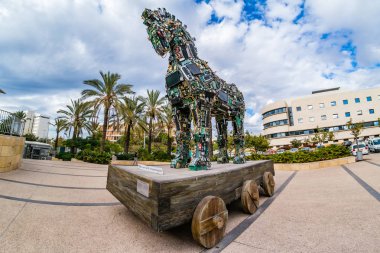 Cyber at, Truva atı Tel Aviv Üniversitesi'nde heykeli.