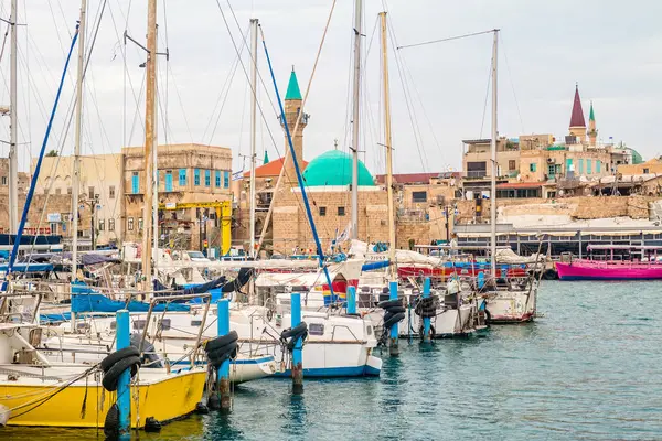 Vue sur la marina avec yachts et anciens murs du port d'Acre . — Photo