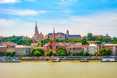 Buda yan Budapeşte görünüm.