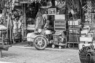 Jaffa bit pazarı eski eserler alışveriş girişte eski personel.