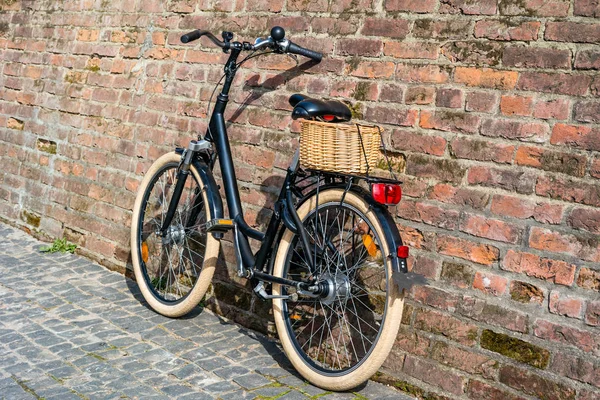 Bicicleta vintage retro preto com parede de tijolo velho . — Fotografia de Stock