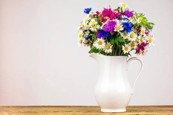 Flores silvestres en jarra de cerámica blanca . —  Fotos de Stock