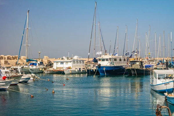 Barcos de pesca no antigo porto de Jaffo  . — Fotografia de Stock