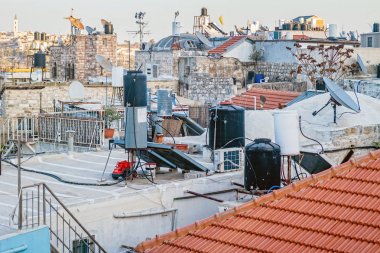 Kudüs'ten duvarlar siyah beyaz su deposu ile