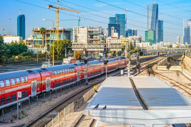 Tel Aviv'de tren istasyonu görüntülemek.