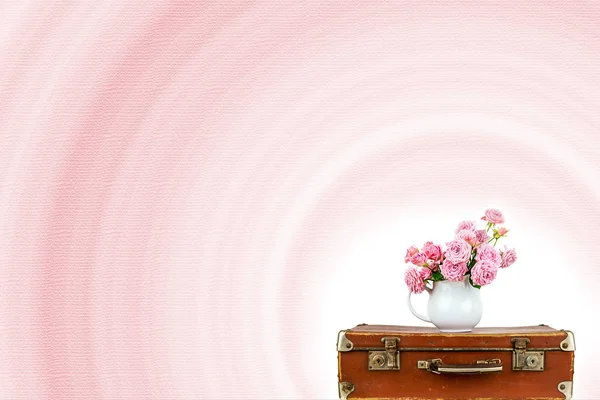 오래 된 갈색 빈티지 가방에 조끼에 분홍색 꽃. 용기에 있는 장미. 핑크 장미입니다. 누추한 세련입니다. 소박한 개념. — 스톡 사진