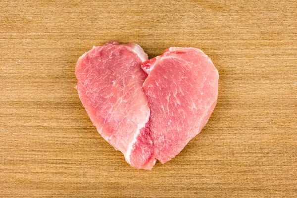 Carne cruda en forma de corazón . —  Fotos de Stock