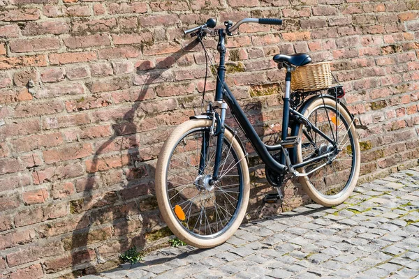 Bicicleta vintage retro preto com parede de tijolo velho . — Fotografia de Stock