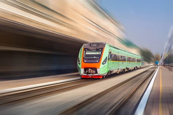 Comboio na estação ferroviária . — Fotografia de Stock