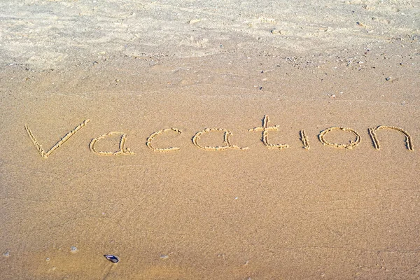 Vacaciones escritas en la arena. — Foto de Stock
