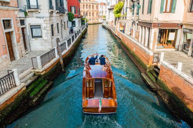 Venice, İtalya 'da Kanal Caddesi' nde su taksisi