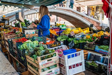Venedik, İtalya 'da yüzen meyve pazarı.